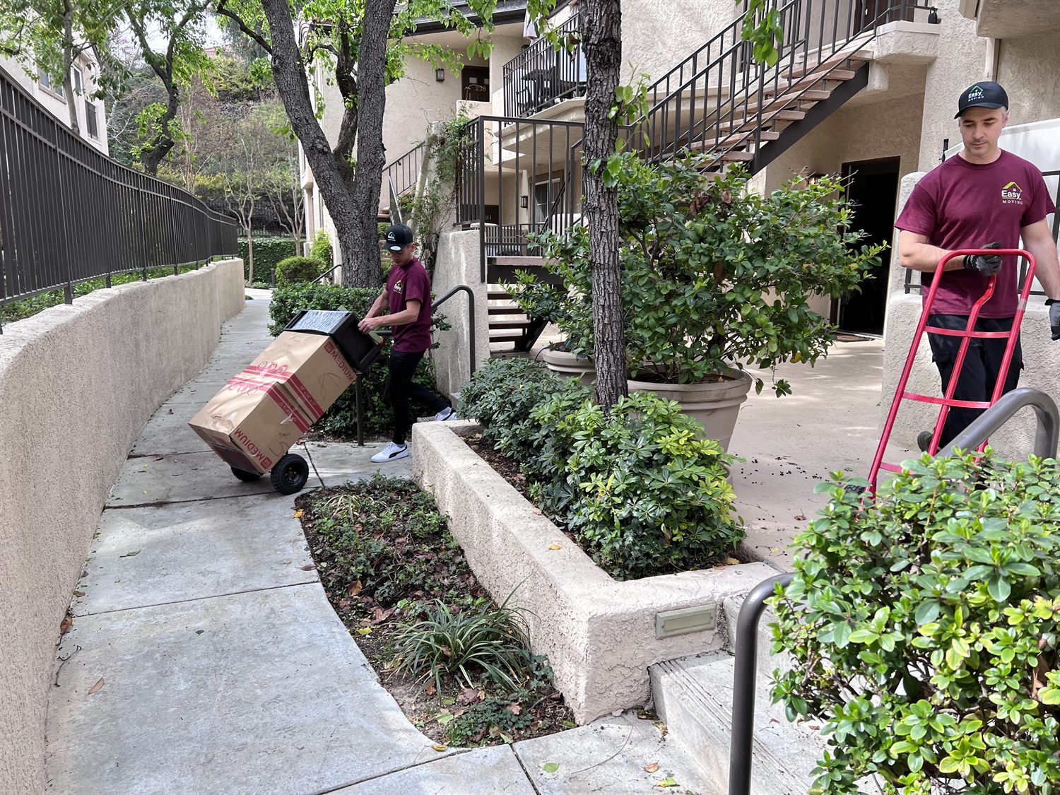 Easy Moving LA movers helping at a Los Angeles apartment complex